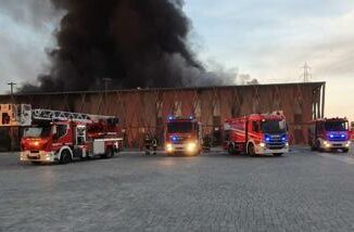 Incendio devasta azienda a Cavenago di Brianza fumo e fiamme vicino alla A4 Video