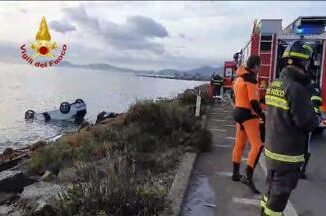 Incidente a Cagliari 19enne muore nellauto finita in mare