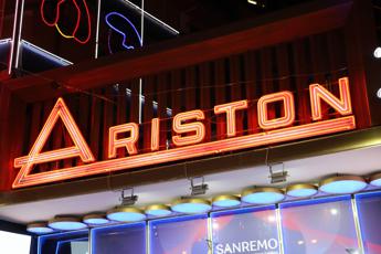 Losteopata dei cantanti cosi li accompagno dalle prove al palco di Sanremo