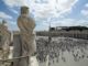 Prova a entrare armato di coltello in piazza San Pietro bloccato dagli agenti