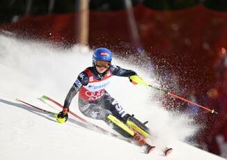 Shiffrin cade nella discesa di Cortina portata via in elicottero