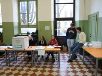 Sondaggi politici Fratelli dItalia e Pd in calo