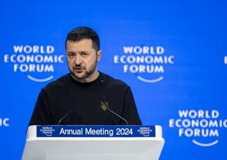 Ucraina Zelensky a Davos Combattiamo Putin tutti insieme per pace globale