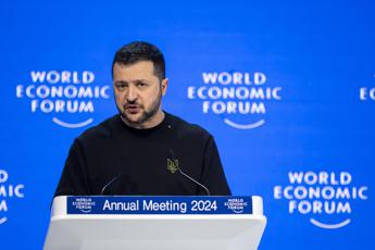 Ucraina Zelensky a Davos Combattiamo Putin tutti insieme per pace globale