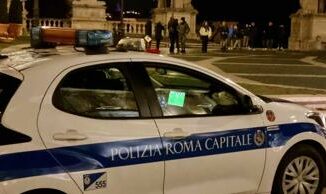 Vigili pizzicati a vedere la Roma mentre pattugliano Campidoglio. Ma qualcuno attacca Fotomontaggio