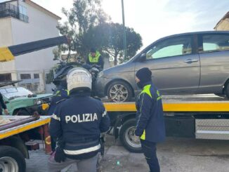 veicoli abbandonati rimossi da polizia di stato a Napoli