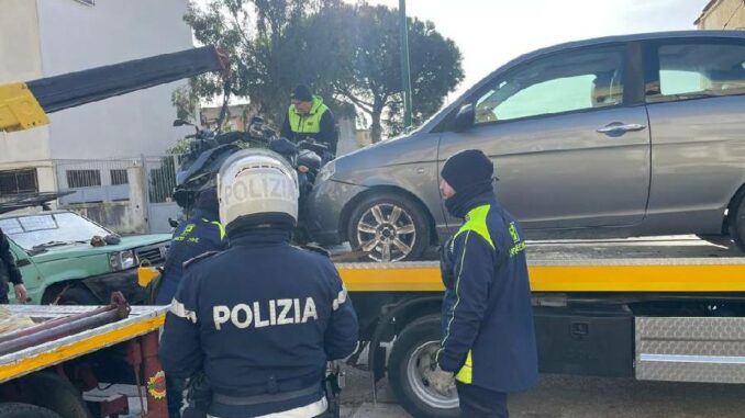 veicoli abbandonati rimossi da polizia di stato a Napoli