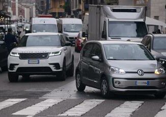 Allarme smog Milano e Lombardia da domani nuove misure traffico e riscaldamento le regole