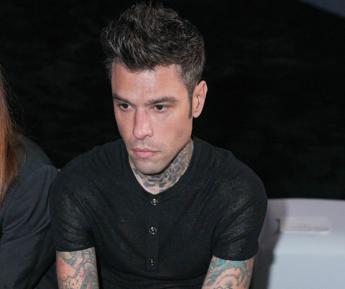 Fedez in prima fila dallamica Donatella Versace Mi e molto vicina