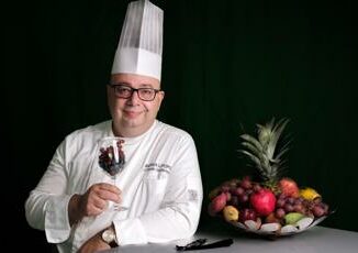 Fruit carving larte di emozionare con la frutta si impara nellAccademia di Andrea Lopopolo