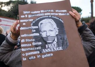 Julian Assange oggi il verdetto sullestradizione in Usa