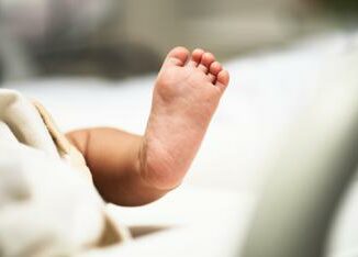 Milano neonato abbandonato nellandrone di un condominio accanto al bebe un biglietto