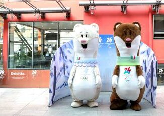 Milo e Tina le mascotte delle Olimpiadi Milano Cortina in tour negli uffici Deloitte a Milano