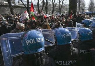 Napoli scontri tra manifestanti pro Palestina e polizia davanti sede Rai 10 feriti