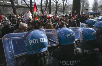 Napoli scontri tra manifestanti pro Palestina e polizia davanti sede Rai 10 feriti