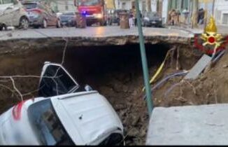 Napoli voragine in strada al Vomero inghiottite 2 auto Video