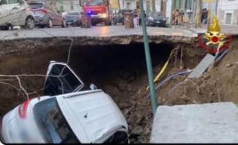 Napoli voragine in strada al Vomero inghiottite 2 auto Video