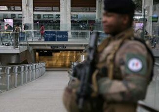 Parigi attacco con coltello alla Gare de Lyon tre feriti aggressore ha patente italiana