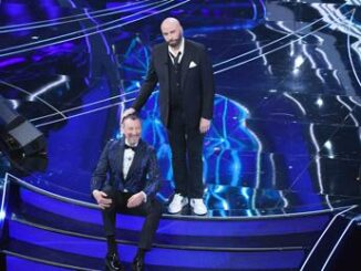 Sanremo 2024 Lucarelli sul caso Travolta Ecco mail azienda prevedeva presenza su palco