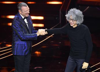 Sanremo 2024 da Giovanni Allevi a John Travolta cosa e successo nella seconda serata