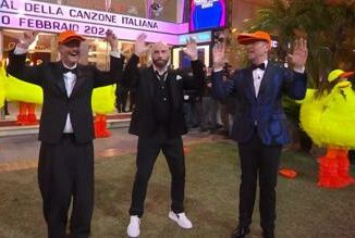 Sanremo Fiorello fa ballare a John Travolta Qua Qua Dance e Tarantella