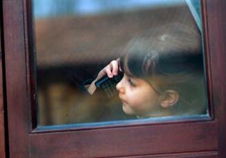 Scuola no a cellulari in classe alle elementari e medie anche per uso didattico