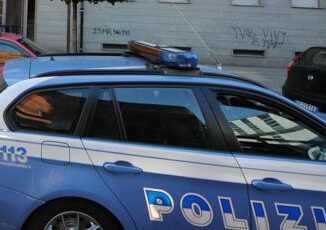 Torino tensione sotto questura antagonisti assaltano volante