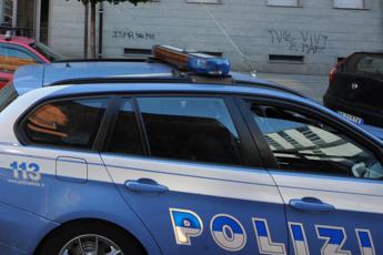 Torino tensione sotto questura antagonisti assaltano volante