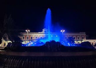 Vittime civili di Guerra da Ca Farsetti a Venezia al Teatro Massimo di Palermo lItalia si tinge di blu