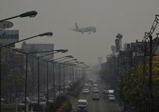 Bimba di Roma si sente male su aereo per Thailandia Deve essere operata. Famiglia vuole riportarla in Italia