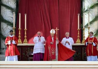 Domenica delle Palme Papa Francesco non legge omelia e si raccoglie in silenzio