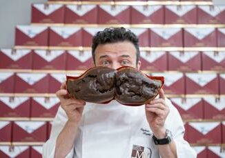 Festa papa da Maestri Accademia Lievito Madre e panettone italiano nasce Baffo del papa