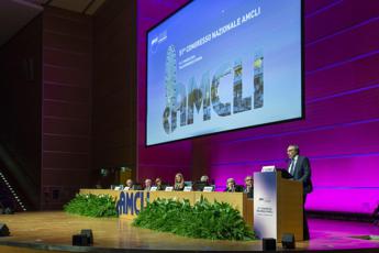 Microbiologia clinica e futuro al congresso di Rimini il plauso della presidente della Commissione Ue Ursula von der Leyen