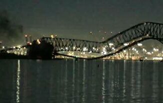 Nave contro ponte a Baltimora crolla struttura persone e auto nel fiume Video