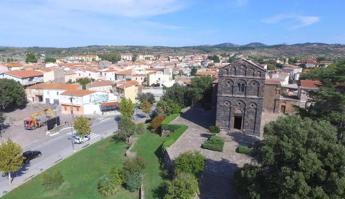 Nuoro attentato al Comune di Ottana bomba allingresso del municipio esplosa nella notte