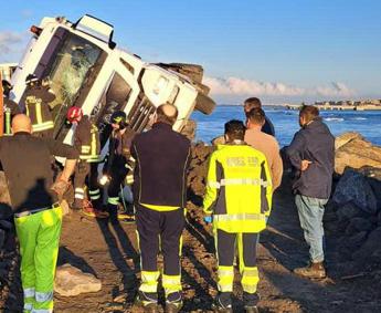 Ostia camion si ribalta sulla scogliera autista salvato