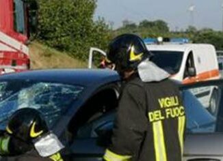 Pneumatico si stacca e colpisce auto su A1 grave una donna