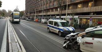 Roma scontro tra tram e taxi in viale Trastevere traffico in tilt