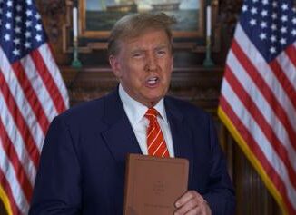 Trump a caccia di soldi in vendita copie griffate della Bibbia