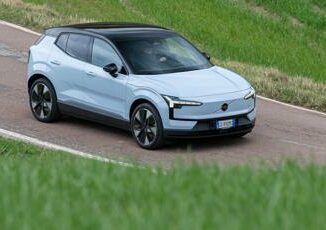 Volvo corre con la EX30 il Suv elettrico che combina performance e sostenibilita