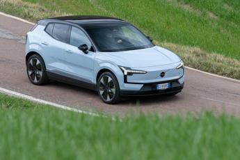 Volvo corre con la EX30 il Suv elettrico che combina performance e sostenibilita