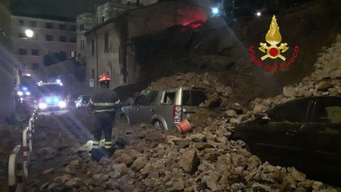 crolla muro a roma