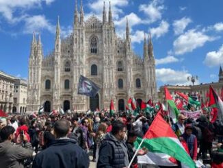 25 aprile presidio pro Palestina in una piazza Duomo piena