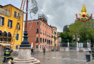 Biennale Arte Venezia installazione divelta dal vento