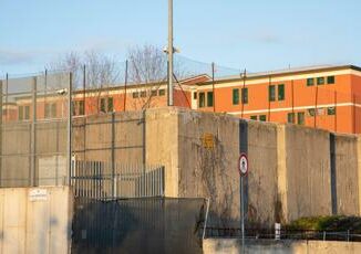 Carcere Beccaria detenuti incendiano materasso e aggrediscono agenti