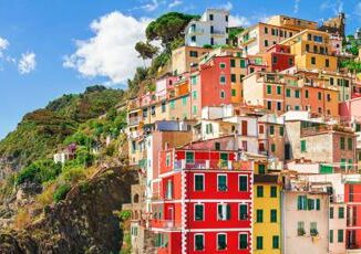 Cinque Terre Riomaggiore promuove turismo sostenibile vietati sexy shop discoteche e kebab