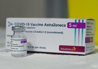 Covid AstraZeneca ammette vaccino puo causare trombosi rara