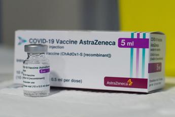 Covid AstraZeneca ammette vaccino puo causare trombosi rara