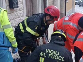 Crolla tetto nel milanese operaio precipita e muore