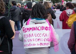 Femminicidi rapporto Amnesty 97 donne uccise 64 da partner o ex